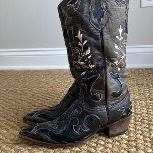 Ferrini Cowboy Boots. Vintage. Western. Detailed. Size 7.5